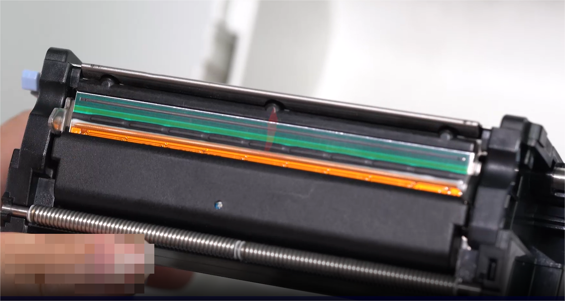Un close-up of a person carefully cleaning an electronic component with a swab.