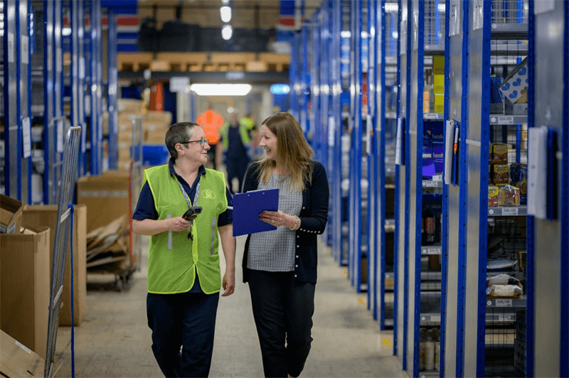 Warehouse worker using scanner de coduri de bare