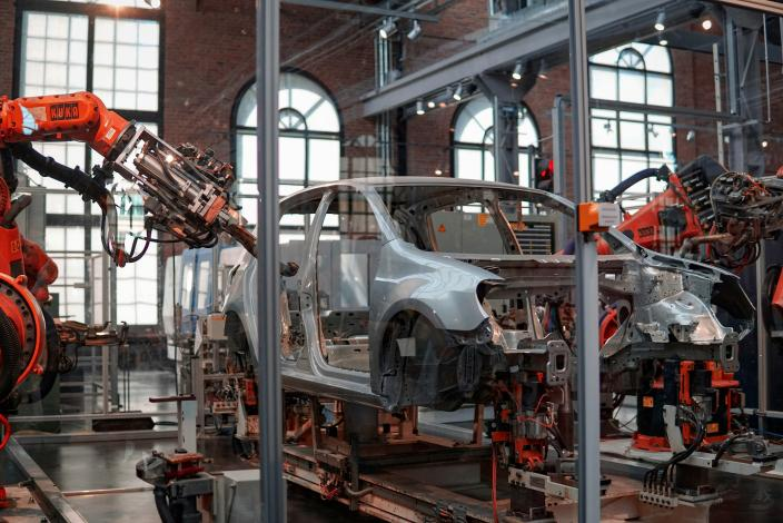 Automobilă manufacturing assembly line with robotic arms